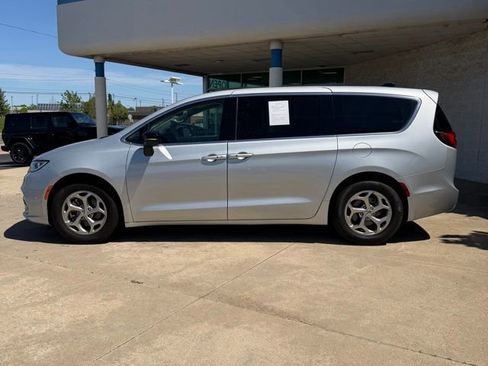Used 2024 Chrysler Pacifica Limited FWD image 2