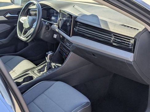 Used 2025 Volkswagen Jetta SE image 30