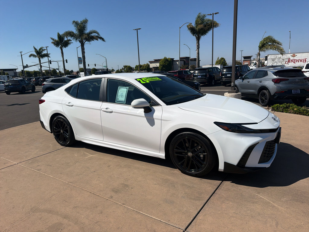 Used 2025 Toyota Camry SE FWD image 3