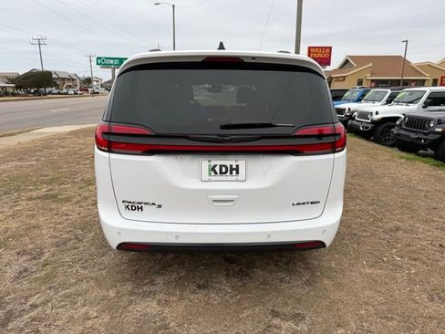 Used 2025 Chrysler Pacifica Limited FWD image 6