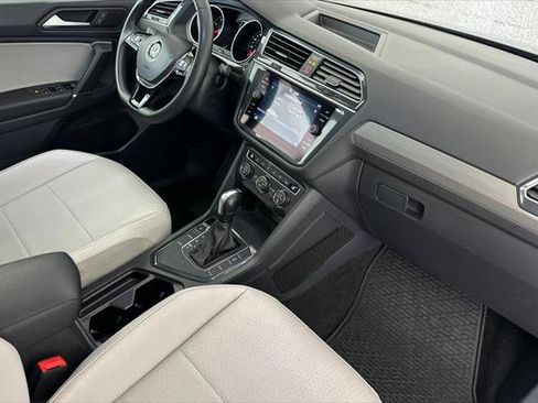 Used 2020 Volkswagen Tiguan SE w/ Panoramic Sunroof Package FWD image 16