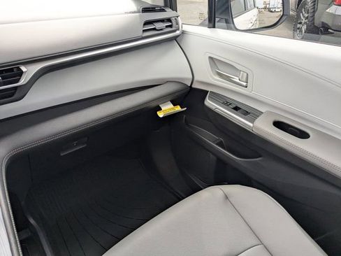 New 2026 Toyota Sienna XLE image 17