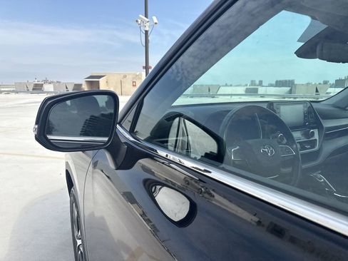 Used 2021 Toyota Highlander XLE image 10