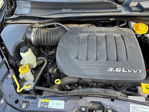 Used 2014 Chrysler Town & Country Touring FWD image 29