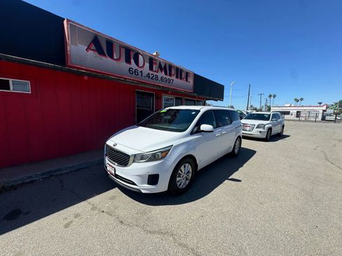 Used 2017 Kia Sedona LX w/ LX Essentials Premium Package FWD image 2