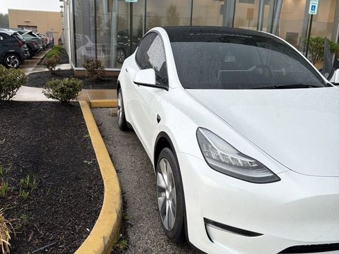 Used 2022 Tesla Model Y Long Range image 39