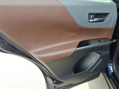 Used 2021 Toyota Venza Limited image 13