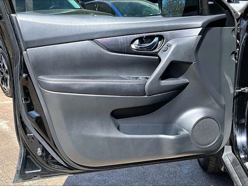 Used 2017 Nissan Rogue SV w/ Midnight Edition Package image 21