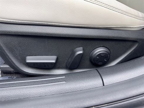 Used 2025 Genesis G70 2.5T image 30