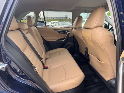 Used 2021 Toyota RAV4 XLE Premium image 31