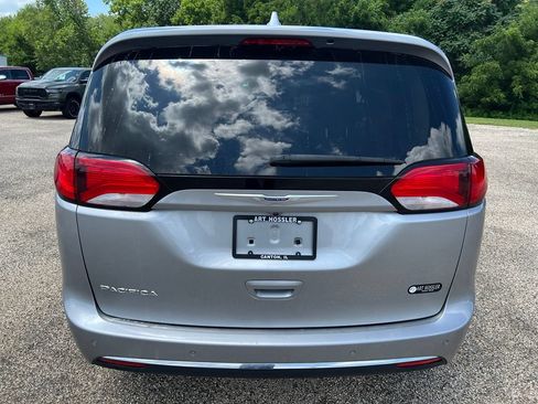 Used 2019 Chrysler Pacifica Touring Plus w/ Cold Weather Group FWD image 4