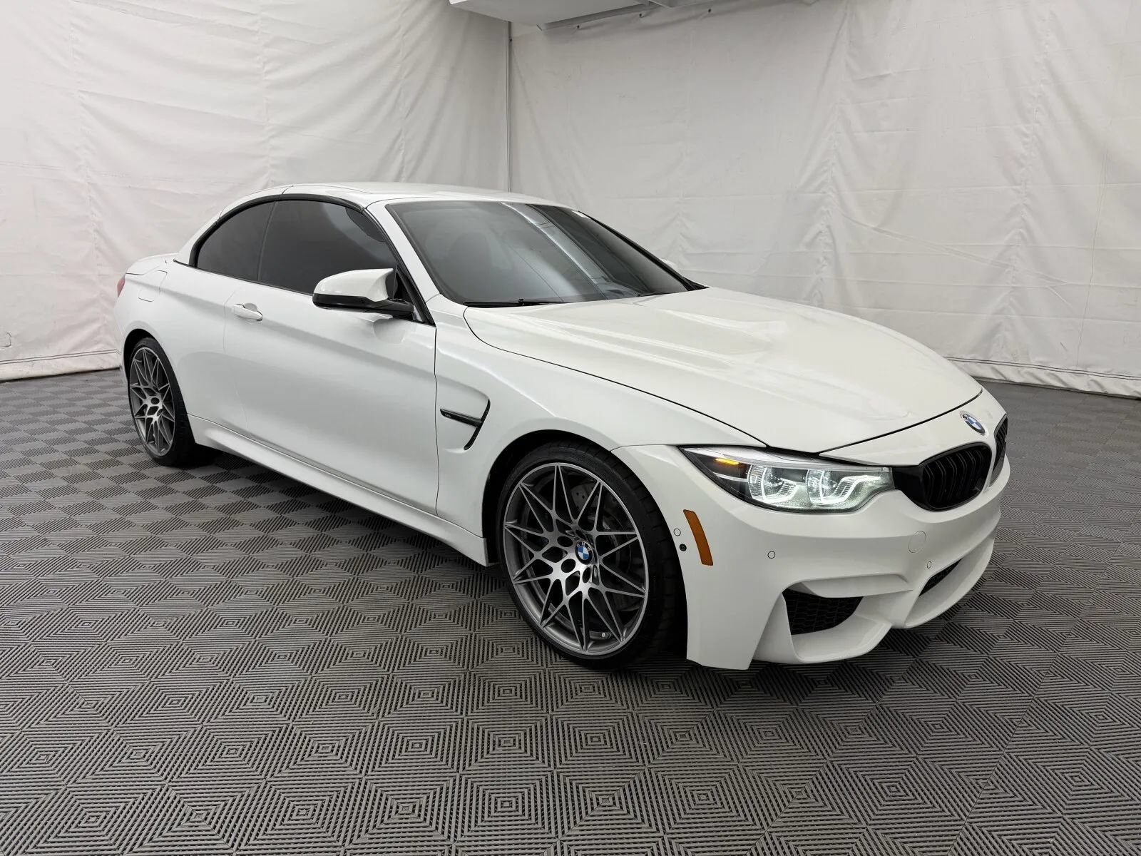 Used 2018 BMW M4 Convertible RWD image 13