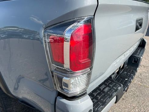 Used 2020 Toyota Tacoma TRD Off-Road w/ TRD Premium Off Road Package AWD/4WD image 11