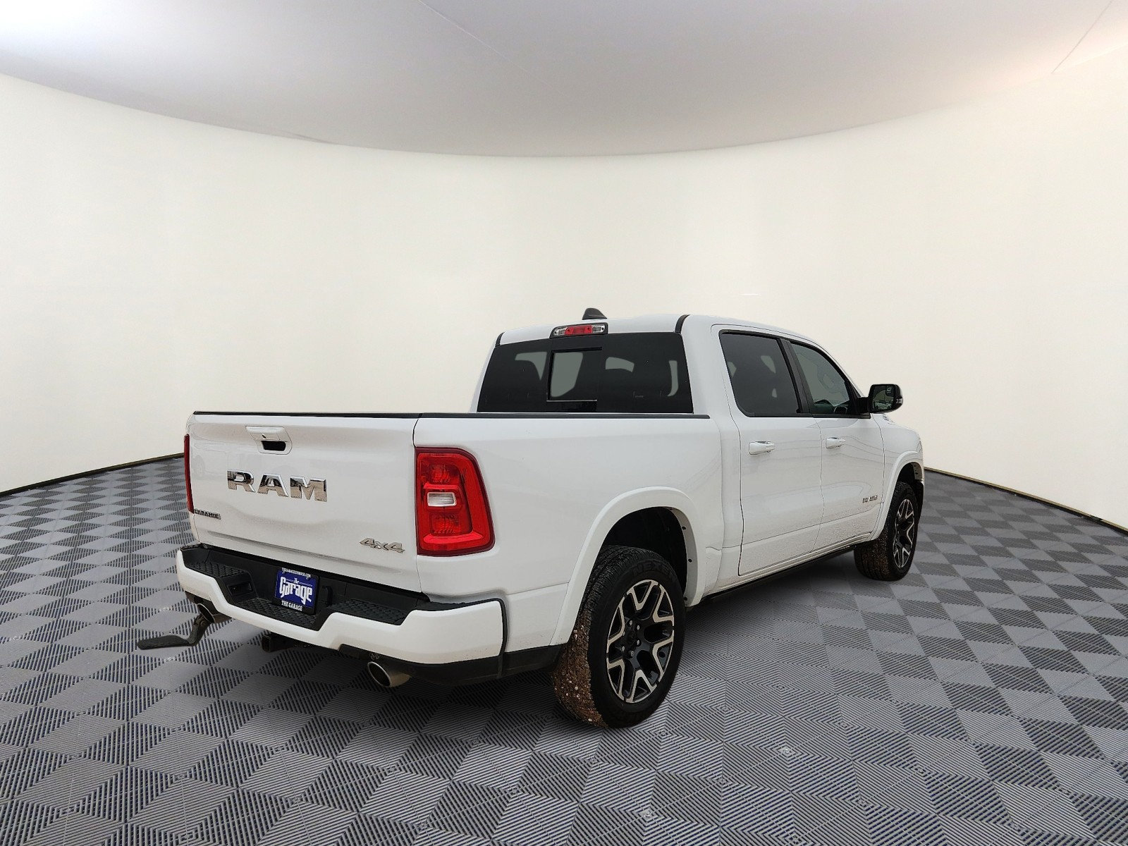 Used 2025 RAM 1500 Laramie AWD/4WD image 4