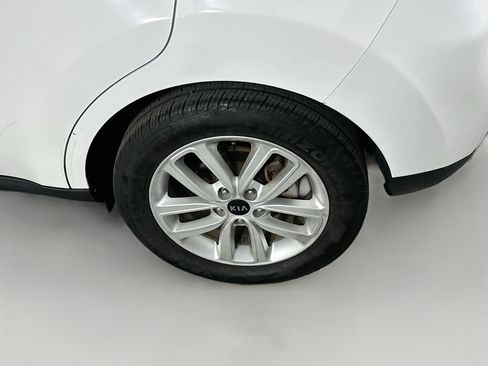 Used 2017 Kia Soul + image 11