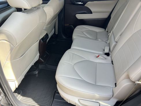 Used 2021 Toyota Highlander XLE AWD/4WD image 32
