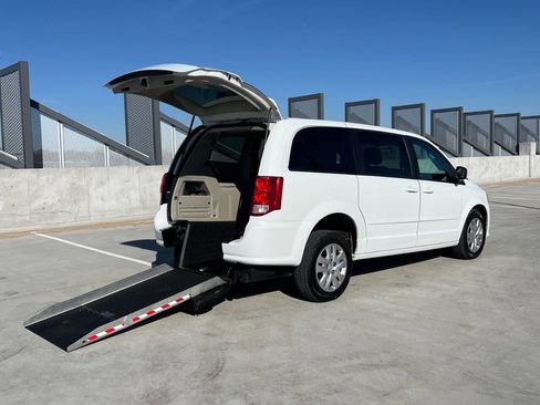 Used 2015 Dodge Grand Caravan SE w/ Quick Order Package 29E SE image 2