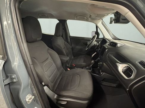 Used 2018 Jeep Renegade Latitude w/ UConnect 8.4 Nav Group FWD image 9