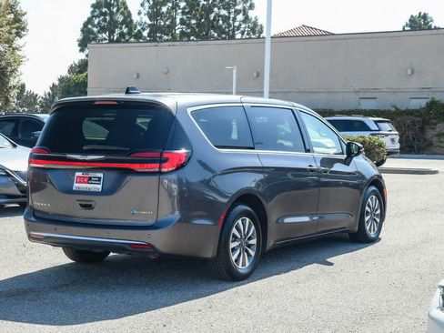 Used 2023 Chrysler Pacifica Touring-L FWD image 9