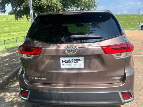 Used 2018 Toyota Highlander Limited FWD image 4