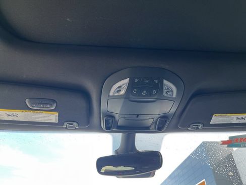 Used 2025 Chrysler Pacifica Limited FWD image 12