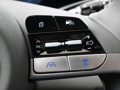 Certified 2025 Hyundai Elantra SEL image 25