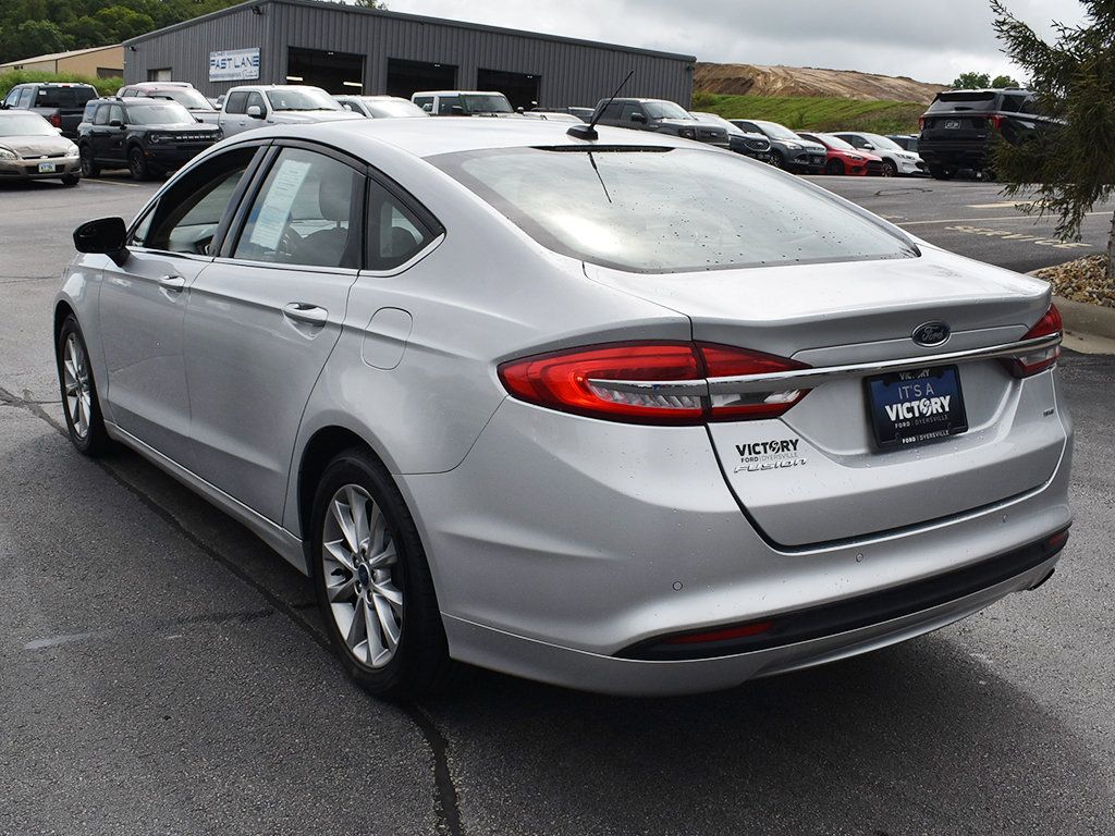 Used 2017 Ford Fusion SE w/ Fusion SE Technology Package FWD image 3