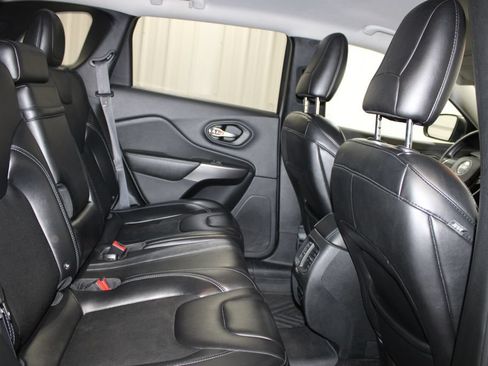 Used 2019 Jeep Cherokee Latitude Plus w/ Cold Weather Group AWD/4WD image 23