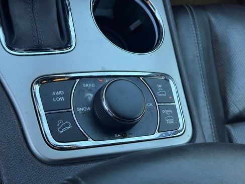 Used 2019 Jeep Grand Cherokee Overland AWD/4WD image 30