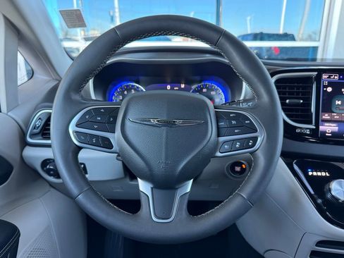 Used 2024 Chrysler Pacifica Touring-L image 5