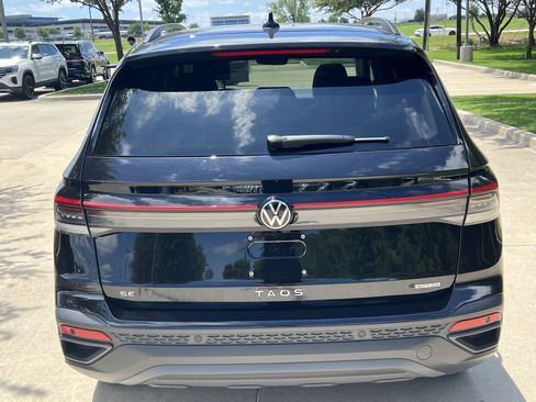 Certified 2025 Volkswagen Taos SE AWD/4WD image 8