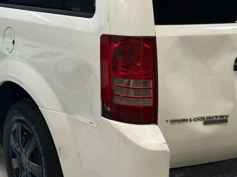 Used 2008 Chrysler Town & Country LX image 12