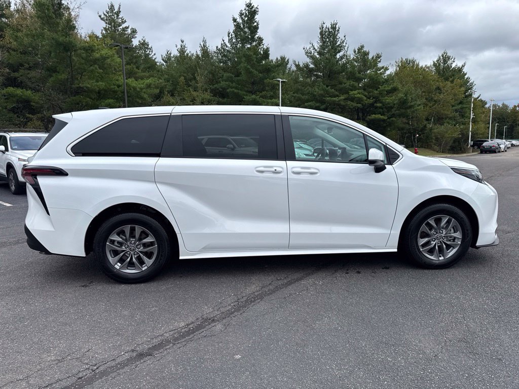 Used 2026 Toyota Sienna LE FWD image 7