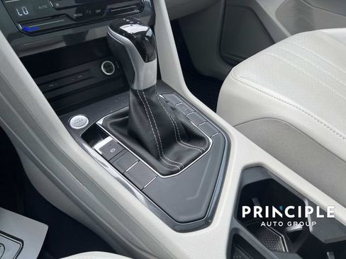Used 2023 Volkswagen Tiguan SE w/ Panoramic Sunroof Package FWD image 28
