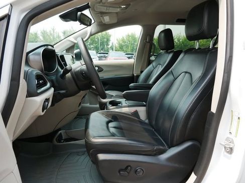 Used 2023 Chrysler Pacifica Touring-L FWD image 14