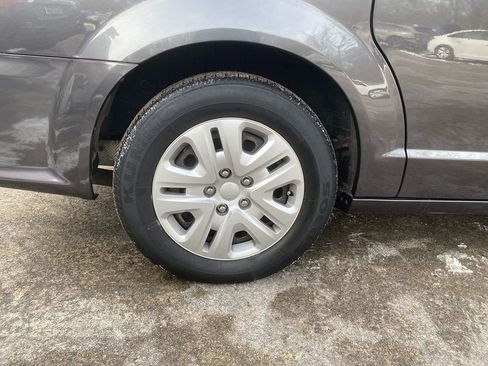 Used 2018 Dodge Grand Caravan SE w/ UConnect Hands-Free Group image 31