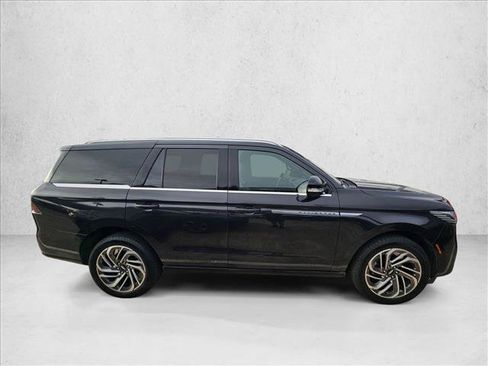 Used 2025 Lincoln Navigator Reserve AWD/4WD image 3