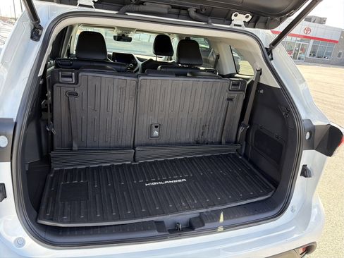 Used 2023 Toyota Highlander XLE image 28