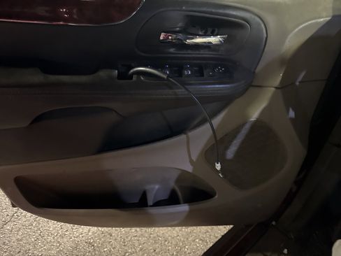 Used 2016 Chrysler Town & Country Touring image 19