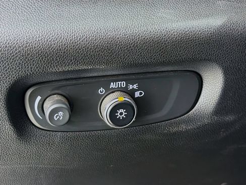 Used 2022 Chevrolet Traverse LT w/ LT Premium Package AWD/4WD image 12