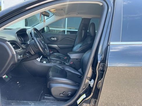Used 2019 Jeep Cherokee Latitude Plus FWD image 6