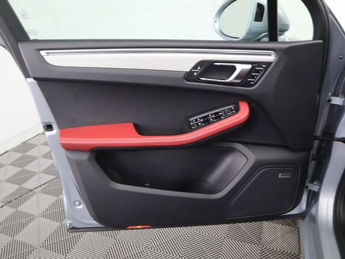 Used 2020 Porsche Macan Turbo image 25