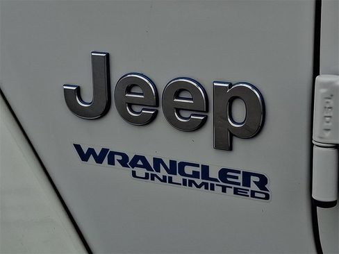 Used 2022 Jeep Wrangler Unlimited Sahara image 32