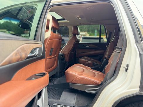 Used 2019 Cadillac Escalade Luxury RWD image 11