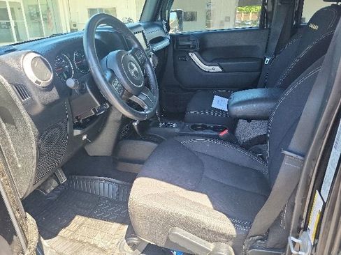 Used 2015 Jeep Wrangler Unlimited Sahara w/ Connectivity Group AWD/4WD image 8
