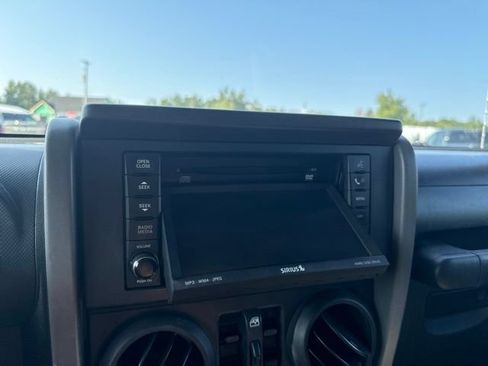 Used 2009 Jeep Wrangler Unlimited Rubicon w/ Dual Top Group AWD/4WD image 33