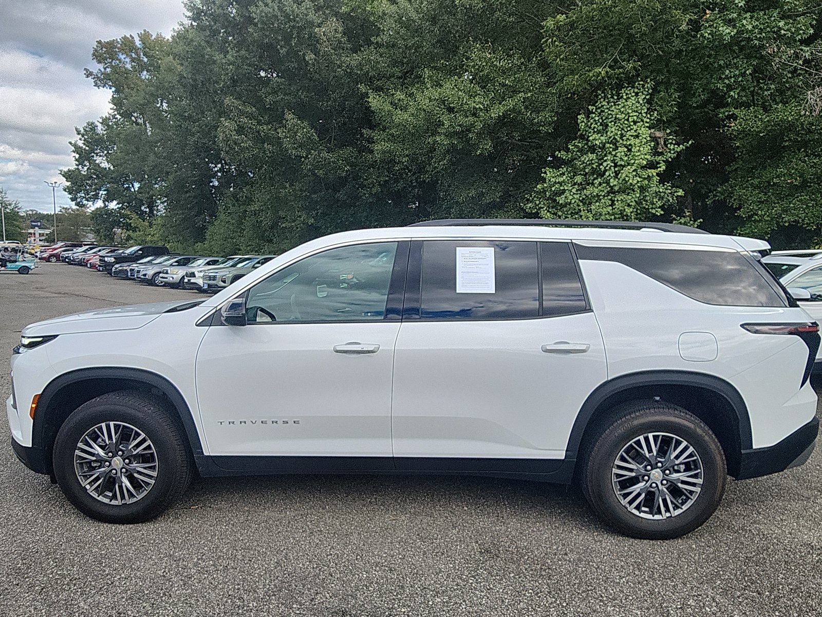 Used 2025 Chevrolet Traverse LT FWD image 2