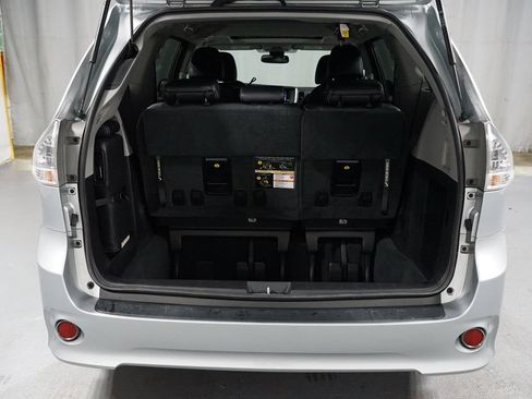 Certified 2020 Toyota Sienna SE FWD image 32
