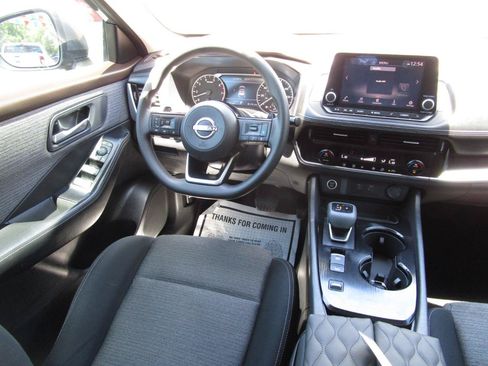 Used 2023 Nissan Rogue SV FWD image 9