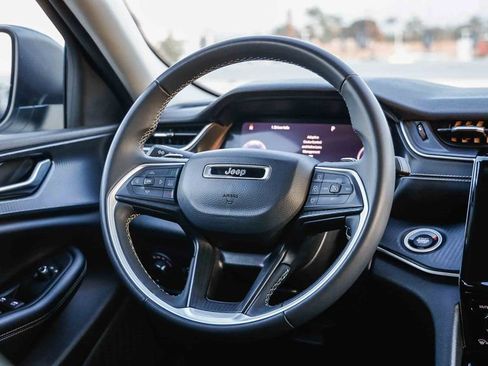 Used 2023 Jeep Grand Cherokee L Laredo image 16